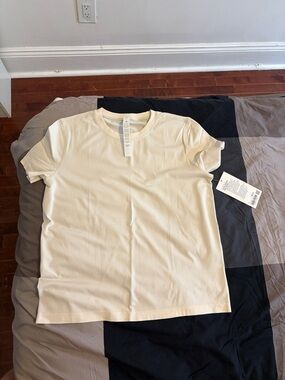 Lululemon Women’s Swiftly Relaxed Short Sleeve Size 6 Cream